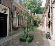 822506 Gezicht in het hofje Korte Rozendaal 5 - 21 te Utrecht, aan de westzijde van het Korte Rozendaal.